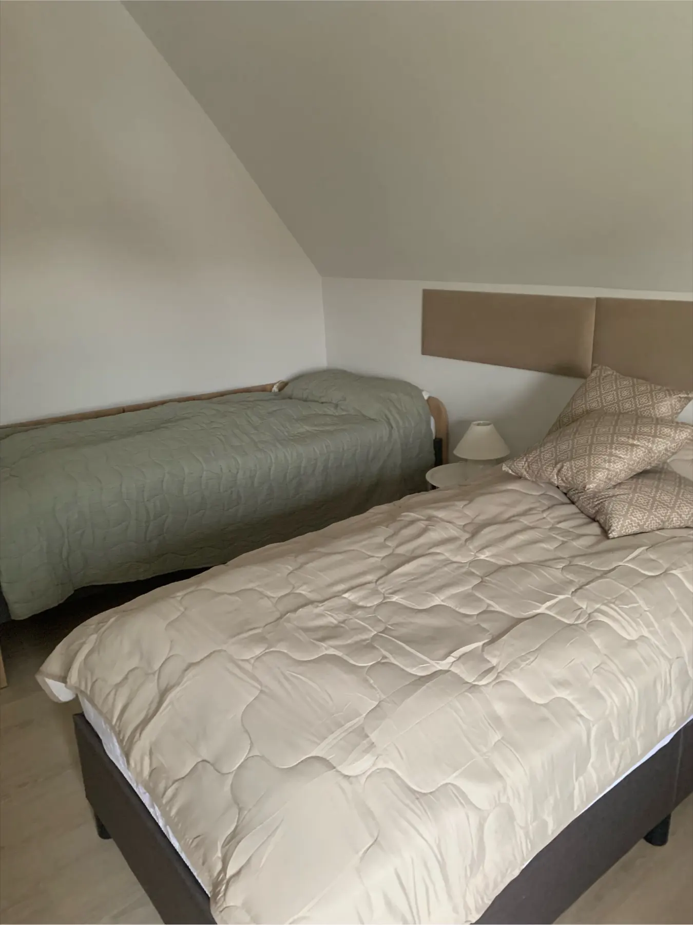 Schlafzimmer der Ferienwohnung mit drei Einzelbetten