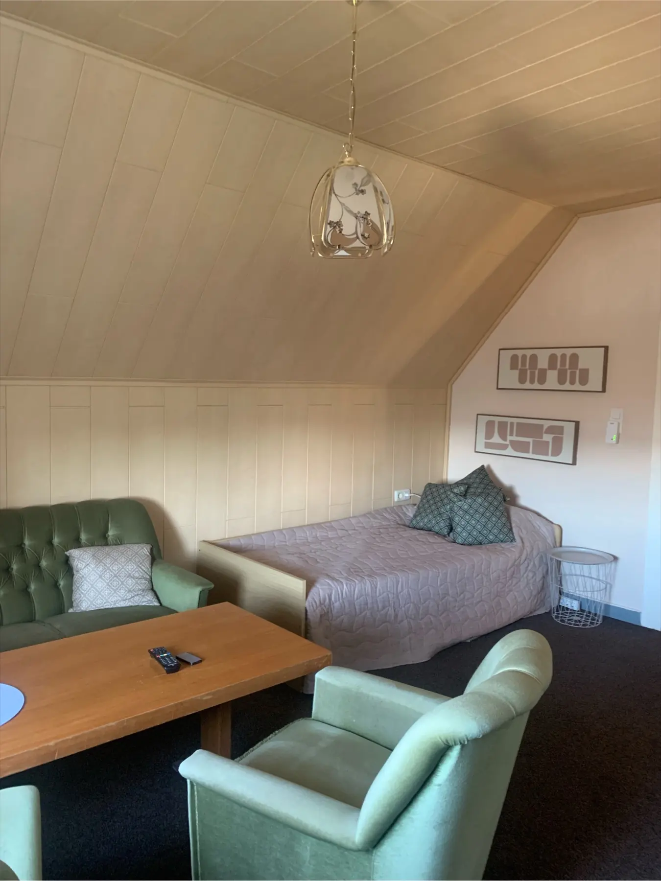 Wohnzimmer der Ferienwohnung mit Sitzgruppe und zusätzlichem Bett
